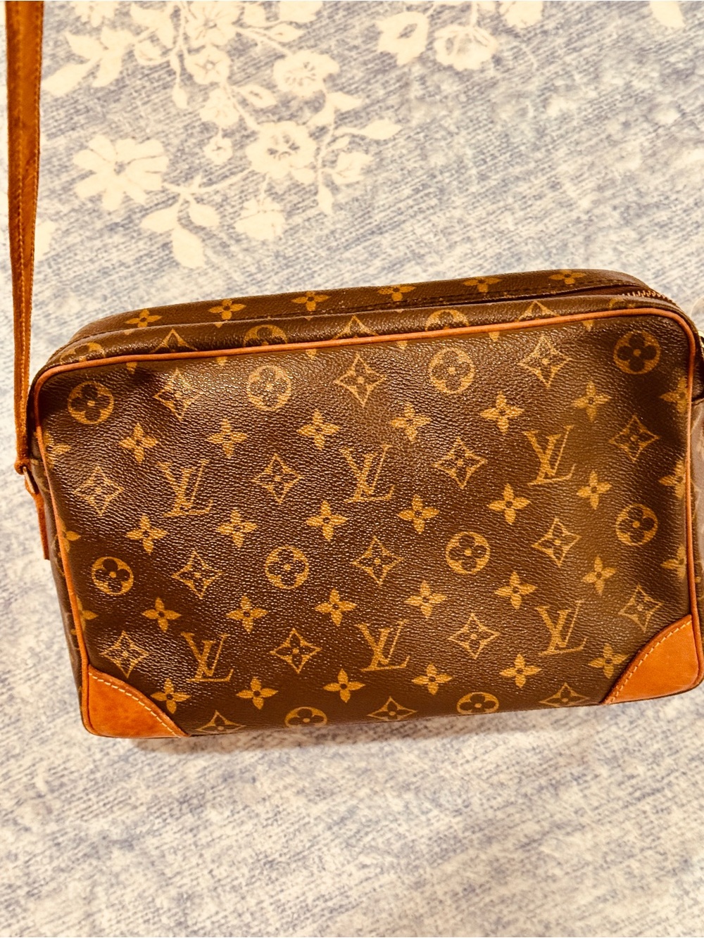 Louis Vuitton Monogram Canvas Messenger Bag in Brown and Tan - Picture 7 of 9